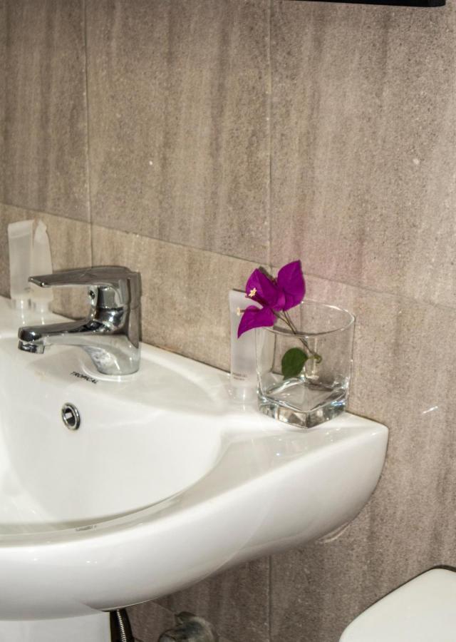 Kislas Luxury Hotel Adenta エクステリア 写真